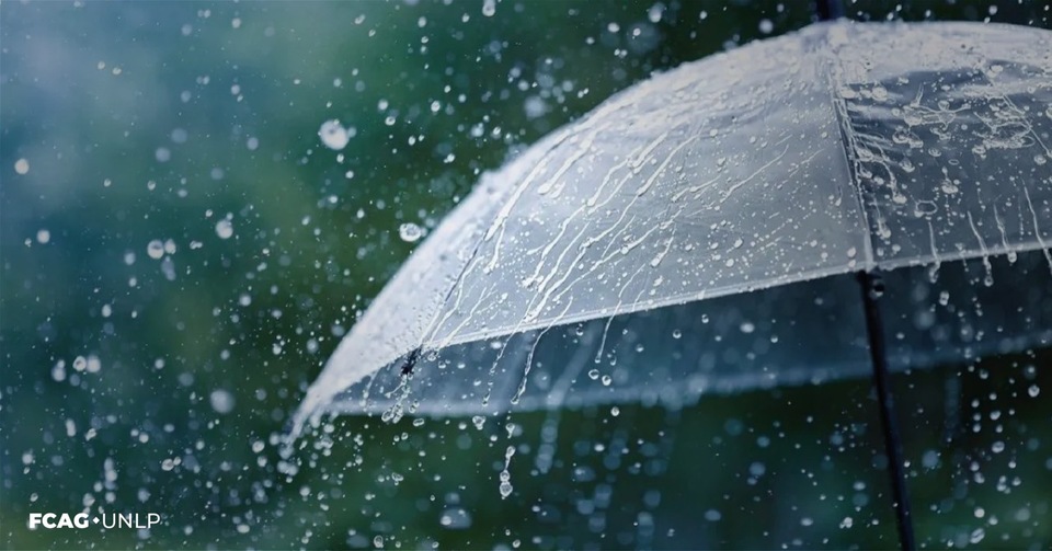 La imagen corresponde a un primer plano de un paraguas transparente y abundantes gotas de lluvia que caen sobre él y alrededor.
